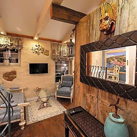 Paul's Fantasia Boutique 4*